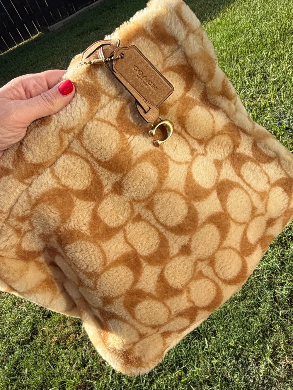 Coach Tote 28 Signature Shearling CC442 Tan Cream Faux Fur Bag Pristine Unused - Picture 12 of 16